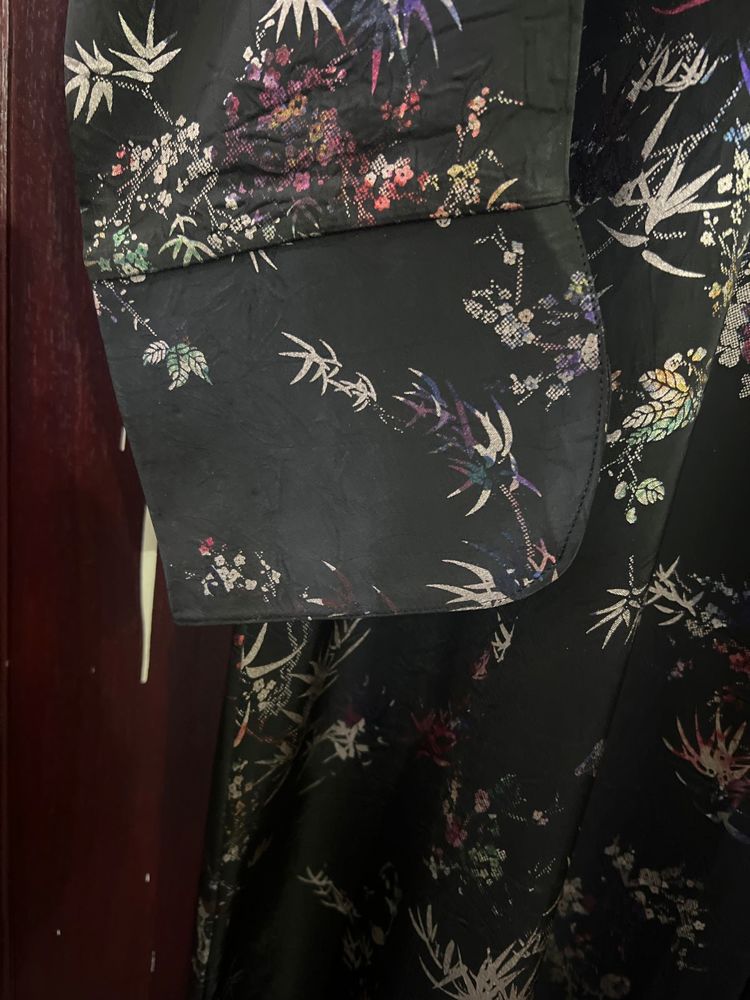 Elegant Black Abaya with Subtle Floral Design_thumbnail_3